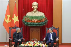 El secretario general del Partido Comunista de Vietnam (PCV), To Lam. recibe al fundador y presidente de NVIDIA, Jensen Huang. (Fuente: VNA)
