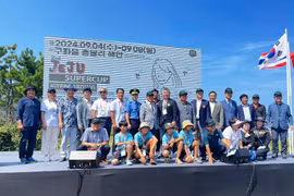 Representantes vietnamitas toman fotografías de recuerdo en la isla de Jeju. (Fuente:Internet)