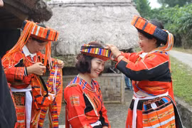 Traje de brocado colorido: orgullo para mujeres Pa Then