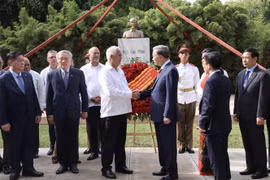 El secretario general del Partido Comunista de Vietnam y presidente del país, To Lam, y el jefe del Departamento de Relaciones Internacionales del Comité Central del Partido Comunista de Cuba, Emilio Lozada García, en el Parque Ho Chi Minh. (Fuente: VNA)
