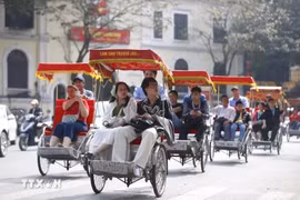 Turistas recorren por Hanoi en triciclos. (Fuente:VNA)