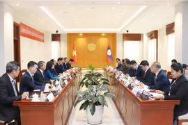 Panorama de las conversaciones entre Tran Quang Phuong, vicepresidente de la Asamblea Nacional de Vietnam y su homólogo laosiano Souvon Leungbounmi. (Fuente: VNA)