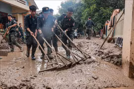 Policía móvil participa en las actividades de superación de las consecuencias del tifón Yagi en la comuna de Phuc Khanh, distrito de Bao Yen, provincia de Lao Cai. (Fuente:VNA)