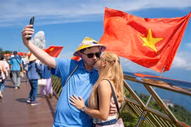 Turistas extranjeros en el Puente Dorado en la ciudad de Da Nang. (Fuente: VNA)