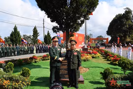 El general Phan Van Giang, ministro de Defensa de Vietnam y el vicepremier y titular de Defensa de Laos, general Chansamone Chanyalath, plantaron un árbol de amistad en la puerta fronteriza de Long Sap. (Foto: qdnd.vn)