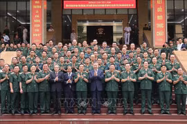 El secretario general del Partido Comunista y presidente de Vietnam, To Lam, con gerentes del Ministerio de Defensa y la Academia de Defensa Nacional. (Fuente:VNA)