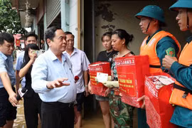 El presidente de la Asamblea Nacional, Tran Thanh Man, visitó y entregó obsequios a habitantes de la comuna de Nga My, distrito de Phu Binh. (Fuente:VNA)