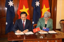 El viceprimer ministro y canciller de Vietnam, Bui Thanh Son, y la ministra de Relaciones Exteriores de Australia, Penny Wong, firmaron el programa de acción para implementar la asociación estratégica integral para el período 2024-2027. (Fuente: VNA)