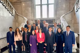 La delegación vietnamita se toma una foto de recuerdo con la vicepresidenta de la Asamblea Nacional y titular del Grupo Parlamentario de la Amistad Bulgaria-Vietnam, Rositsa Lyubenova Kirova. (Fuente:VNA)