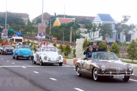 [Foto] Desfile de autos clásicos en la antigua ciudad de Hoi An