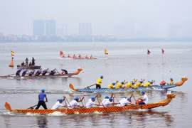 [Fotos] Competencia de remo en lago Oeste en las fiestas del Tet