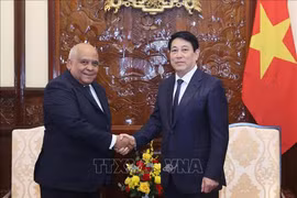 El presidente de Vietnam, Luong Cuong (derecha), recibió al embajador de Cuba, Orlando Nicolás Hernández Guillén. (Fuente: VNA)