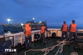 El buque 468 de la Región Naval 4 remolcó un barco pesquero con el eje del timón roto a la isla de Song Tu Tay (Fuente: VNA) 