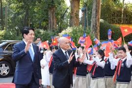 El presidente de Vietnam, Luong Cuong, preside la ceremonia de bienvenida al rey de Camboya, Preah Bat Samdech Preah Boromneat Norodom Sihamoni, quien realiza una visita de Estado del 28 al 29 del presente mes (Fuente: VNA)