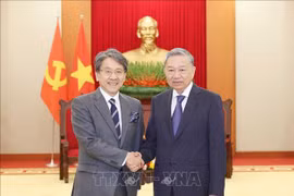 El secretario general del Partido Comunista de Vietnam, To Lam (derecha), recibe al presidente de la Junta Directiva del Banco Japonés para la Cooperación Internacional (JBIC), Maeda Tadashi (Fuente: VNA)
