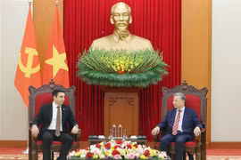 El secretario general del Partido Comunista de Vietnam (PCV), To Lam (derecha), recibió hoy en Hanoi al presidente de Asamblea Nacional de Armenia, Alen Simonyan