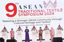 La señora Ngo Phuong Ly, esposa del secretario general del PCV (segunda desde la izquieda), To Lam, asistió a la novena Conferencia de Textiles y Confecciones de la ASEAN (Fuente:VNA)