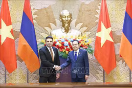 El presidente de la Asamblea Nacional de Armenia, Alen Simonyan (izquierda) y su par vietnamita Tran Thanh Man (Fuente: VNA)