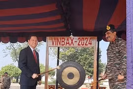El embajador de Vietnam en India, Nguyen Thanh Hai (izquierda), y teniente general Rajesh Pushkar en el evento (Fuente: VNA)