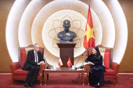 Le Thi Nga, presidenta de la Comisión de Asuntos Judiciales de la Asamblea Nacional de Vietnam (derecha) y el secretario de Estado del Ministerio de Asuntos Exteriores de Polonia, Władysław Teofil Bartoszewski (Fuente: VNA)