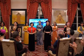 En el marco del programa, se llevaron a cabo las actuaciones de los trajes tradicionales del pueblo vietnamita (Fuente: VNA)