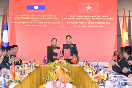 El ministro de Defensa de Vietnam, general Phan Van Giang (derecha), y el vicepremier y titular de la cartera de Defensa de Laos, Chansamone Chanyalath, codirigieron un ejercicio conjunto de combate contra delitos transfronterizos relacionados con las drogas (Fuente: VNA)
