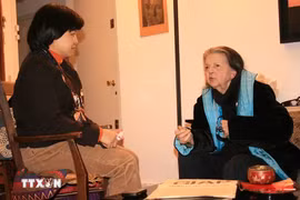 Madeleine Riffaud (derecha) en una entrevista concedida a reporteros de la Agencia vietnamita de Noticias (Fuente: VNA)
