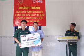 Los comités del FPV en todos los niveles de la provincia sureña vietnamita de Tien Giang entregaron obsequios a cientos miles de hogares pobres locales (Fuente: VNA)