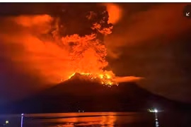 La erupción del Monte Lewotobi Laki-laki (Fuente: theguardian.com)