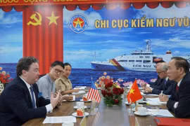 El embajador de Estados Unidos en Vietnam, Marc E. Knapper, trabaja con el viceministro de Agricultura y Desarrollo Rural, Phung Duc Tien (Fuente: VNA)