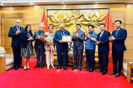 La VUFO otorgó la insignia “Por la paz y amistad entre los pueblos” al embajador de Cuba en Hanoi, Orlando Nicolás Hernández Guillén (Fuente: VNA)