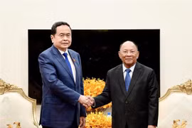 El presidente de la Asamblea Nacional Tran Thanh Man (izquierda) se encontró con el expresidente de la Asamblea Nacional de Camboya, Samdech Heng Samrin (Fuente: VNA)