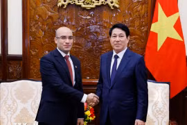 El presidente de Vietnam, Luong Cuong, recibe en Hanoi al embajador saliente de Argelia, Sofiane Chaib (Fuente: VNA)