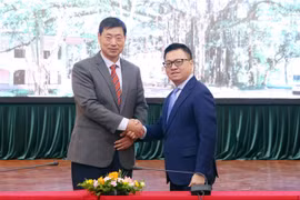 El editor jefe del diario Nhan Dan (Pueblo), Le Quoc Minh (derecha), y el presidente y director general de la Agencia de noticias Yonhap de Corea del Sur, Hwang Dae-il (Fuente: VNA)