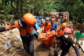 Los equipos de búsqueda y rescate encontran 10 cuerpos arrastrados o enterrados bajo toneladas de lodo y escombros (Fuente: Xinhua)
