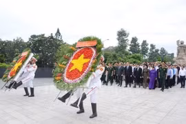 Dirigentes de Ciudad Ho Chi Minh rinden tributo a mártires