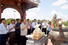 Premier vietnamita rinde homenaje póstumo a mártires en Quang Tri