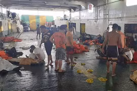 Al menos tres muertos y 69 desaparecidos tras incendiarse un ferry en Filipinas
