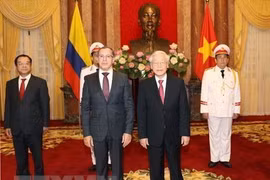 Recibe máximo dirigente de Vietnam a nuevos embajadores en este país
