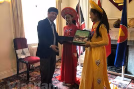 Aspiran vietnamitas residentes en Reino Unido a contribuir al desarrollo de su patria
