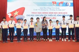 Otorgan en Vietnam becas a alumnos con dificultades económicas