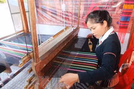 Promocionan productos de seda y brocado de Vietnam 