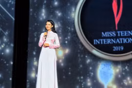 Joven vietnamita se corona en concurso de belleza juvenil en la India 