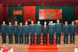 Premier vietnamita inspecciona la preparación para el combate en División de Fuerza Aérea antes de Tet