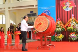 Dirigentes de Vietnam felicitan a estudiantes por nuevo año escolar 