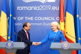 Premieres de Vietnam y Rumania copresidieron la conferencia de prensa en Bucarest