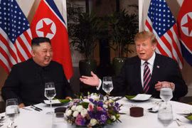 Presidente estadounidense Donald Trump y el líder norcoreano Kim Jong-un participan en cena de trabajo