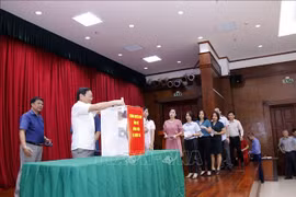 Comunidad vietnamita en Laos respalda a locales afectados por desastres naturales 