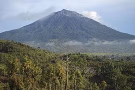 Alerta Indonesia peligro para la aviación por erupción del volcán Kerinci