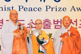 Recibe monja vietnamita Premio Mundial de la Paz del Budismo